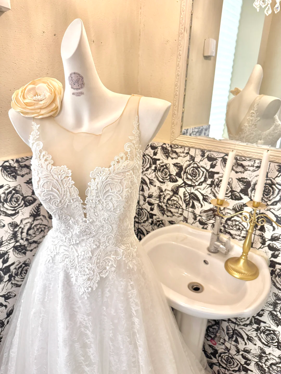 Ivory Lace Sleeveless Cinched Waist Figure-Flattering Full Flared Skirt Long Romantic Dress, Wedding Gown gh7803