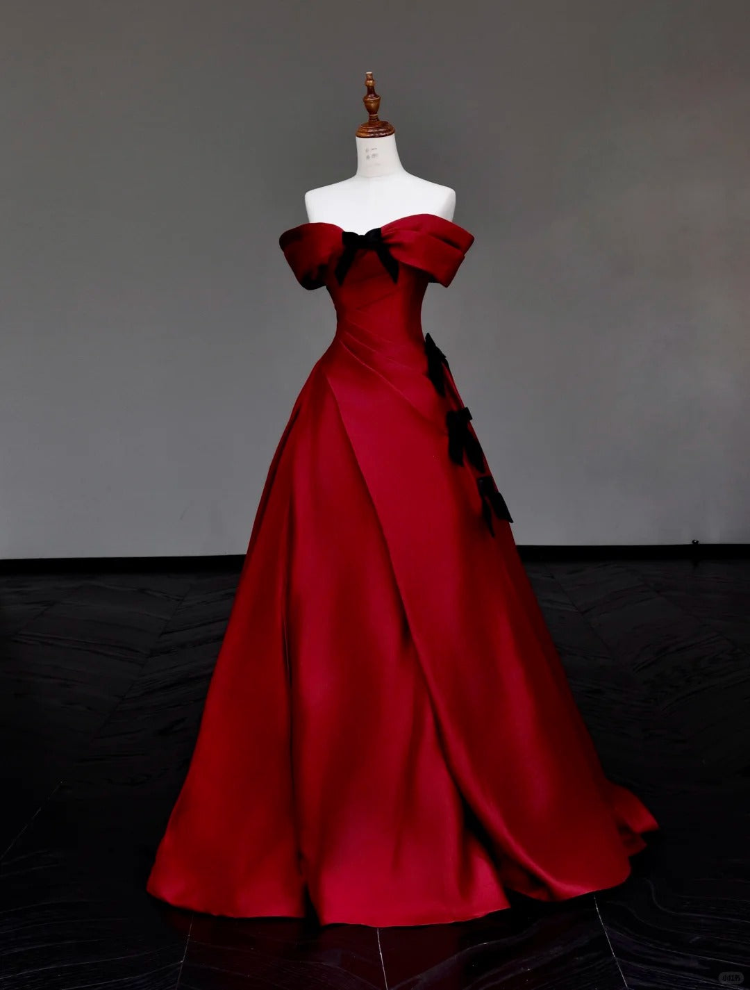 Girlhomeshops - Robe de soirée longue en satin avec nœud rouge gh5115