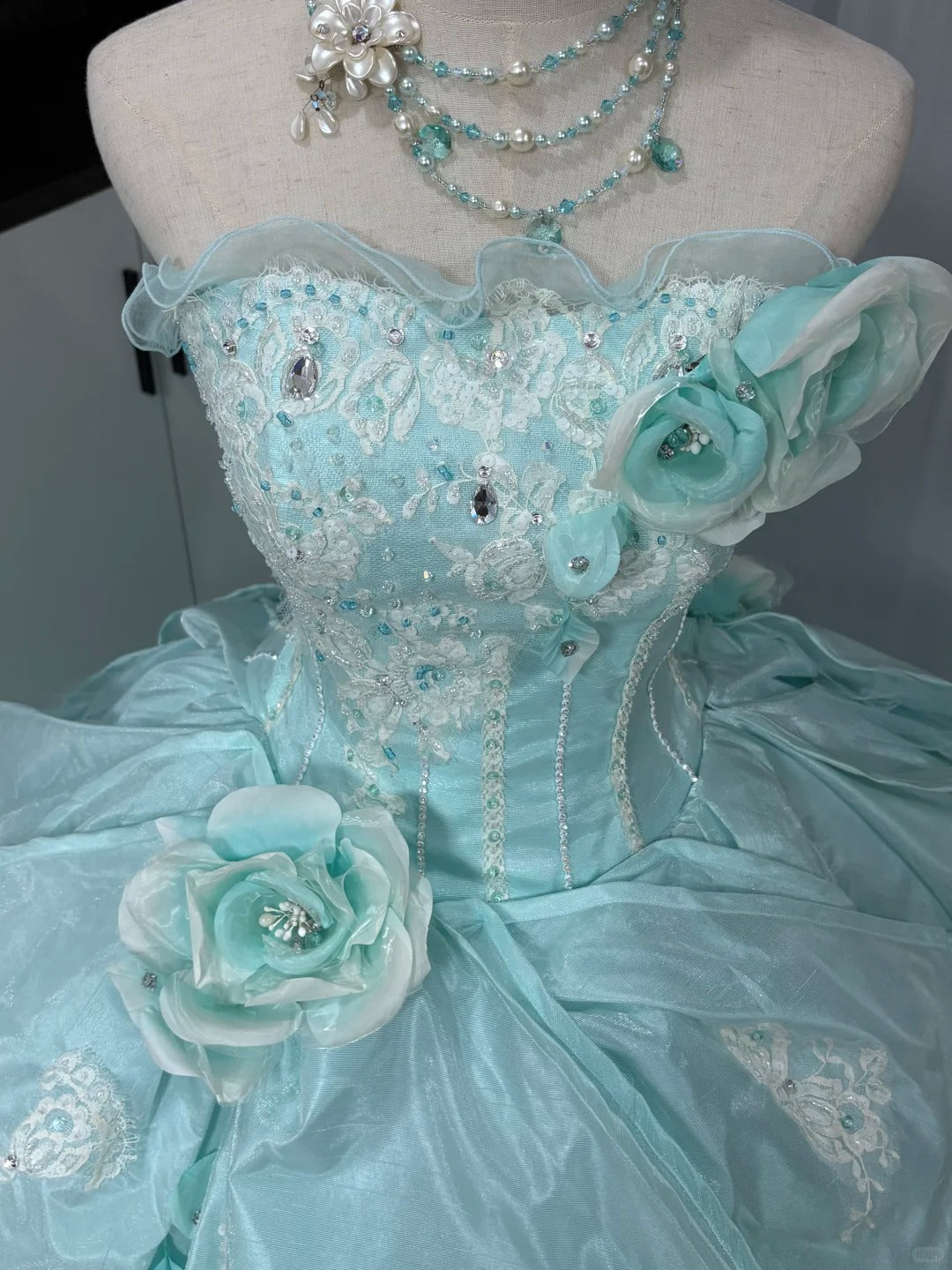 Mintgrünes, wunderschönes, langes Ballkleid aus Satin-Tüll mit Perlenbesatz, gh4827