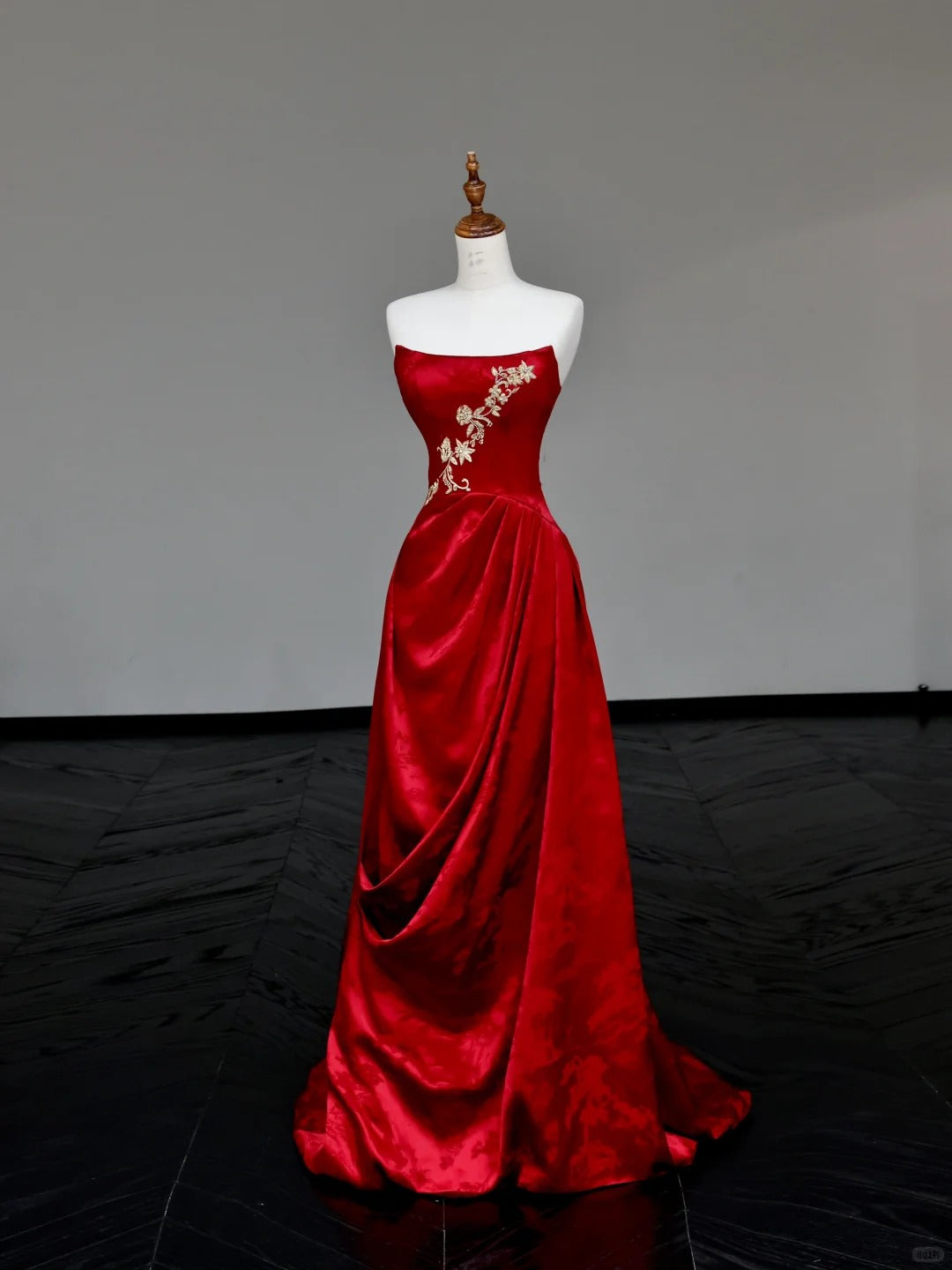 Girlhomeshops – Langes Ballkleid aus Satin mit roten Blumenapplikationen, Abendkleid, Partykleid gh5113