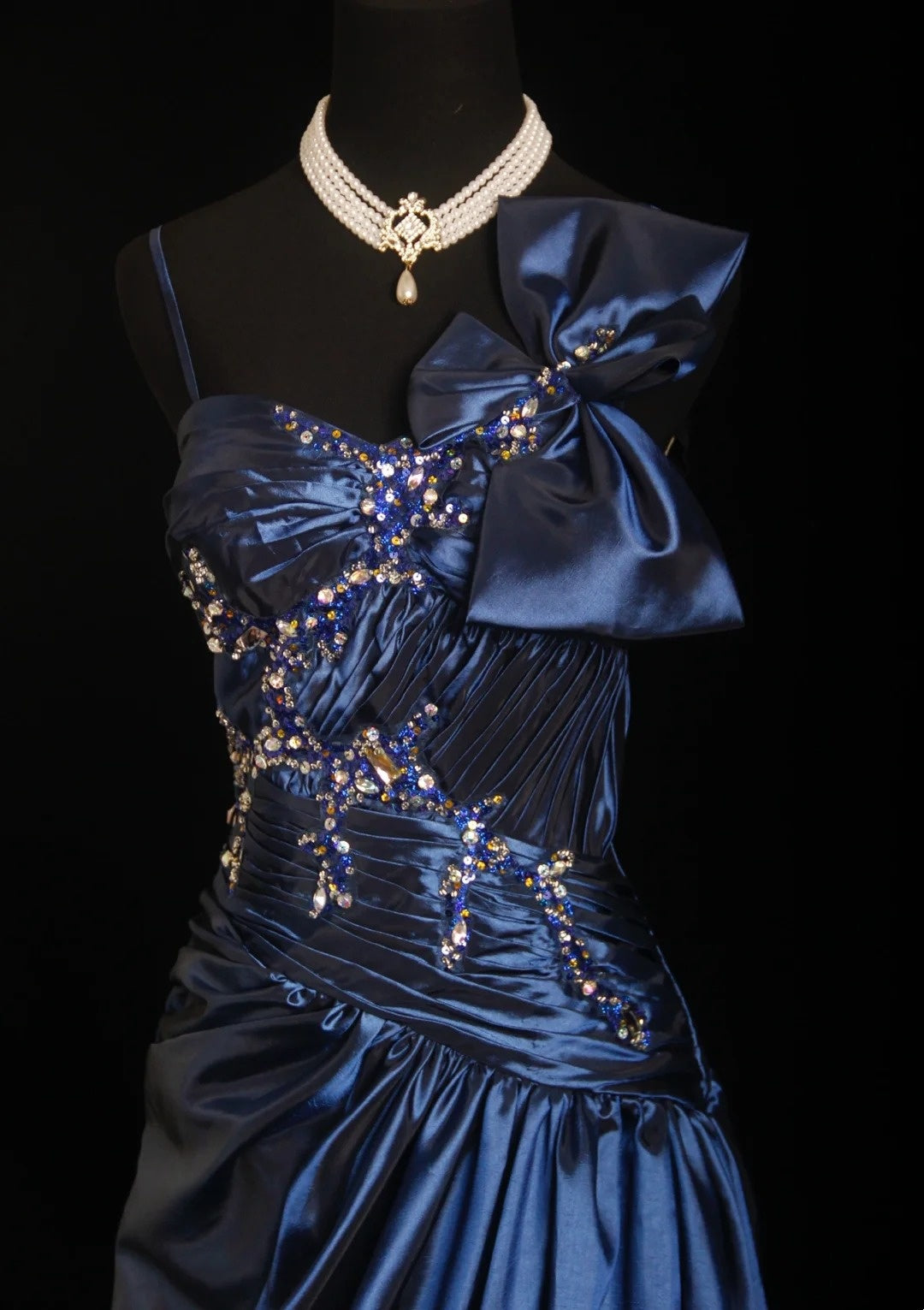 girlhomeshops - Robe de soirée longue en satin bleu marine à fines bretelles et sequins ornée d'un grand nœud (gh6305)