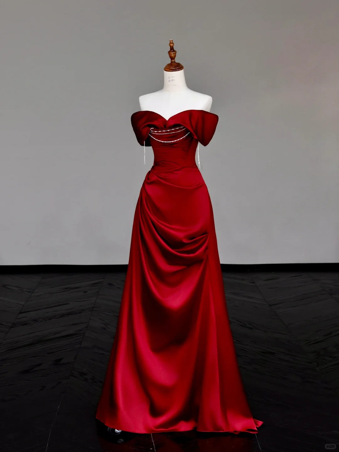 Girlhomeshops - Robe de soirée longue en satin rouge ornée de perles gh5114