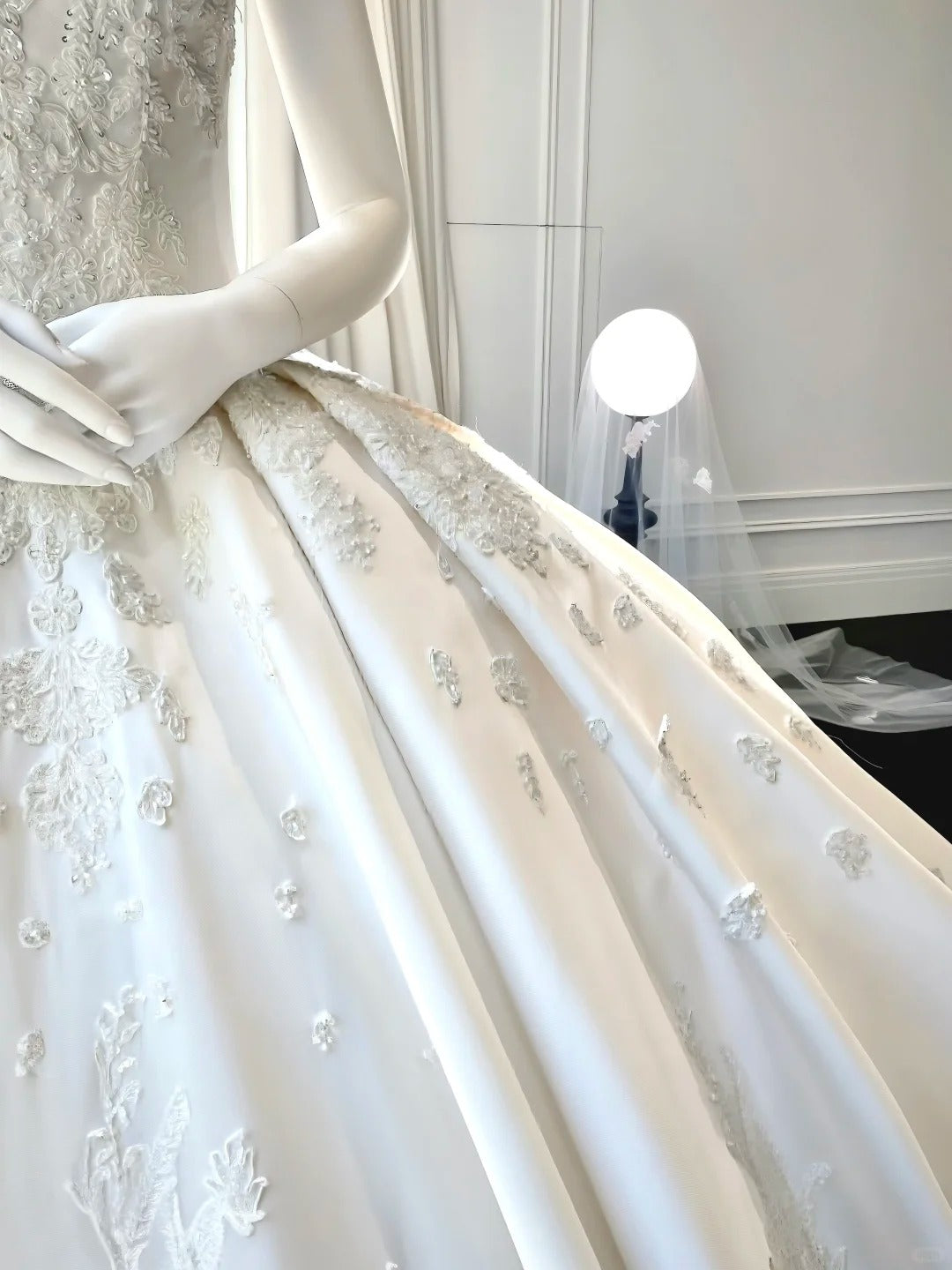Girlhomeshops--💕Robe de mariée blanche avec des appliques florales et délicates en perles, robe de mariée longue en satin simple gh5443