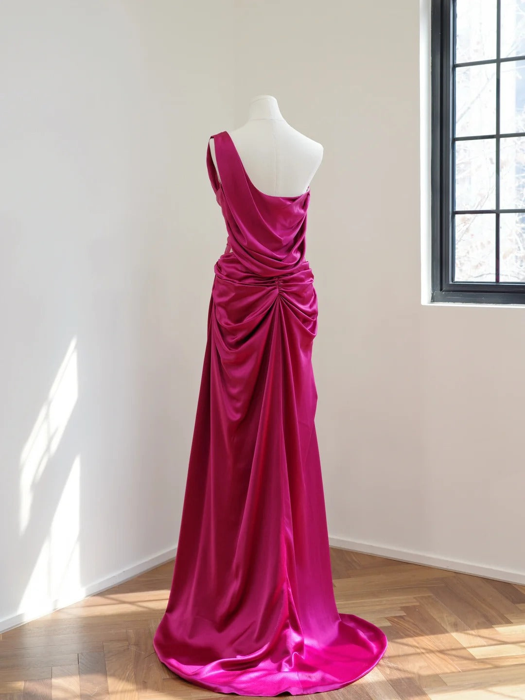 Girlhomeshops - Dunkelrosa stilvolles und elegantes langes Satin-Ballkleid Abendkleid gh5065