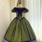 Robe de bal victorienne en satin vert olive à épaules dénudées : tissu satiné, garniture florale en velours, dentelle à motif d'étoiles, silhouette rétro, robe de soirée gh6734