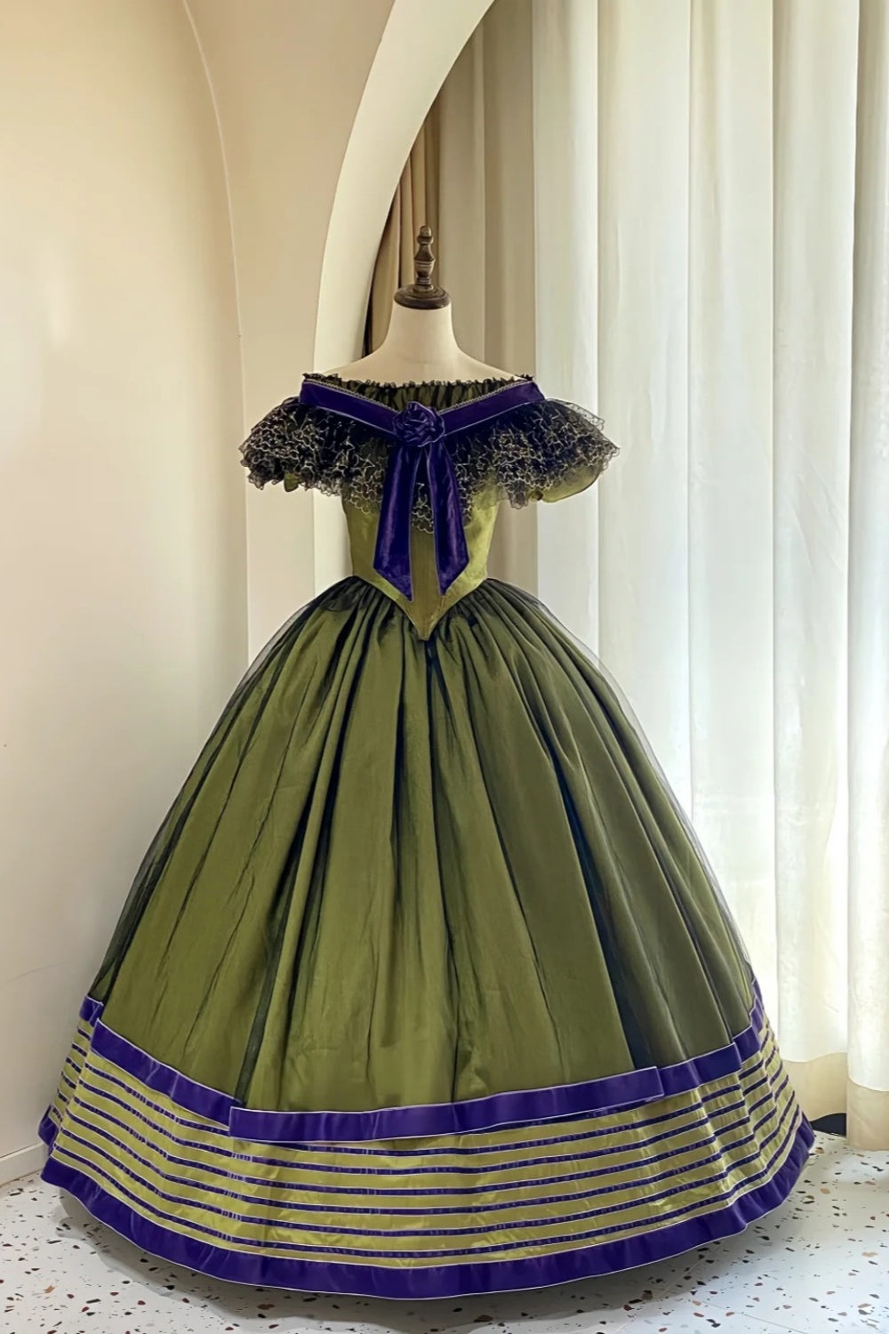 Robe de bal victorienne en satin vert olive à épaules dénudées : tissu satiné, garniture florale en velours, dentelle à motif d'étoiles, silhouette rétro, robe de soirée gh6734