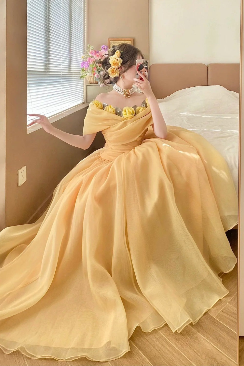 Cremefarbenes, gelbes Organza-Ballkleid in Bodenlänge mit schulterfreiem Ausschnitt und 3D-Rosenapplikation im viktorianischen Stil (gh6736)
