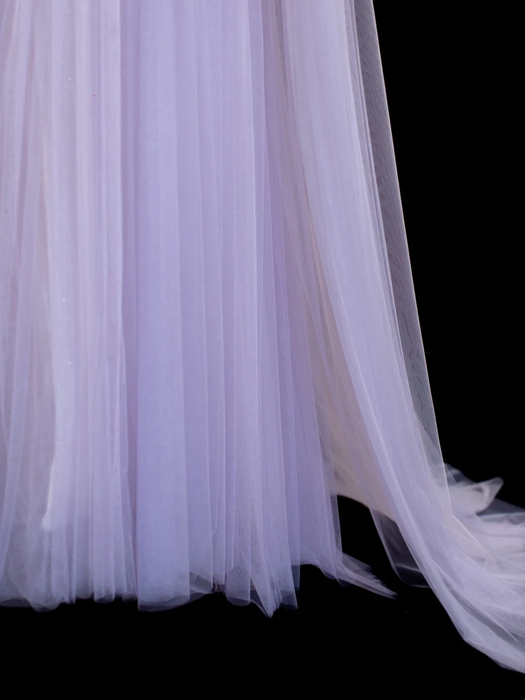 Robe de soirée féérique de luxe, style onirique, en tulle violet clair, sans bretelles et avec traîne - Thème Starlight, pour dîner ou bal gh6562