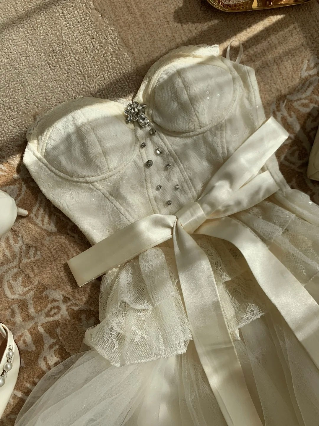 Viraler Trend! Cremefarbenes Satinkleid mit Bindegürtel – das perfekte Abendkleid für ein romantisches Date (gh7002).