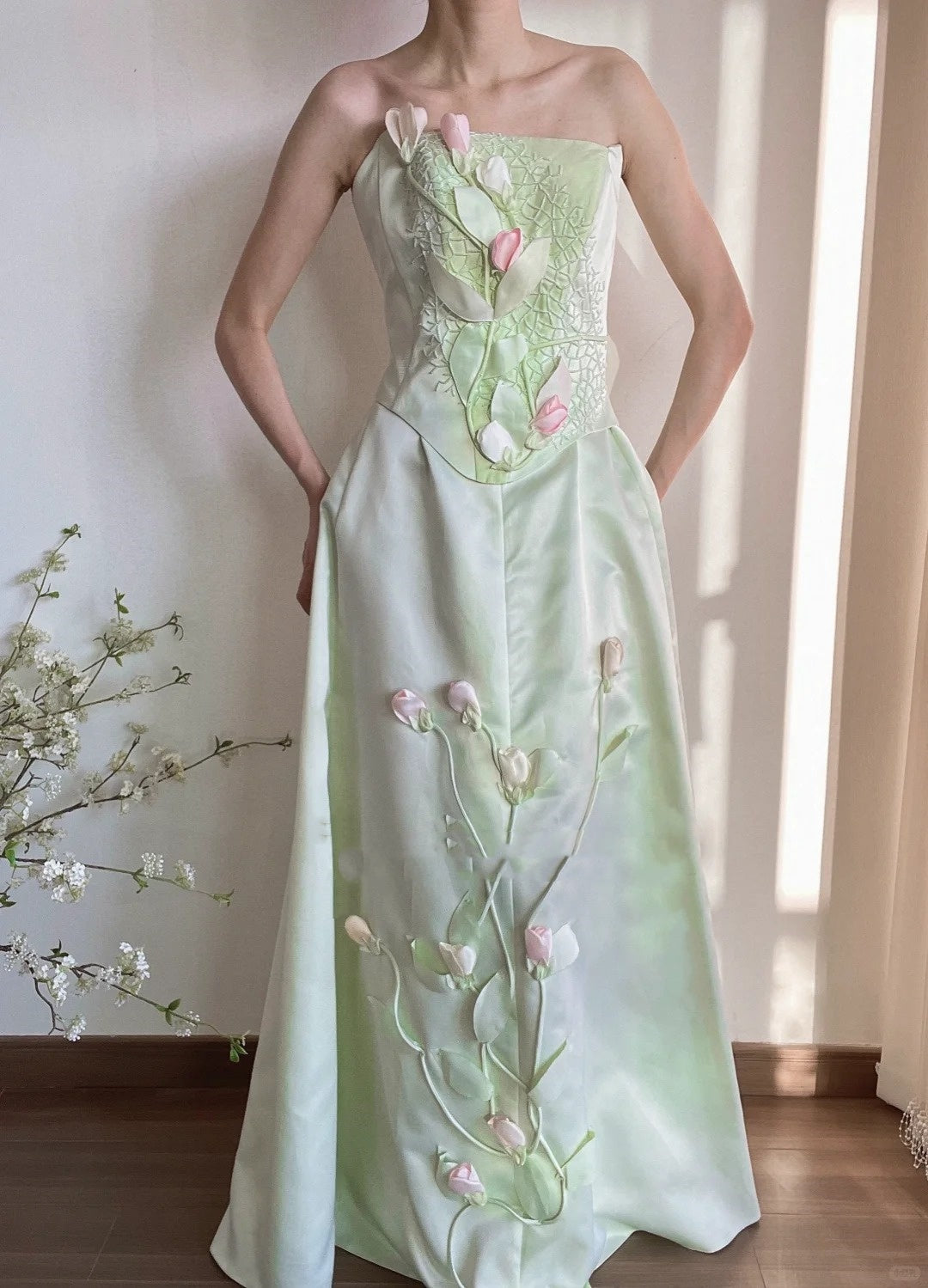 Girlhomeshops-🌷🌿Grünes, bodenlanges Ballkleid aus Satin mit Tulpenapplikation, Abendkleid gh5240