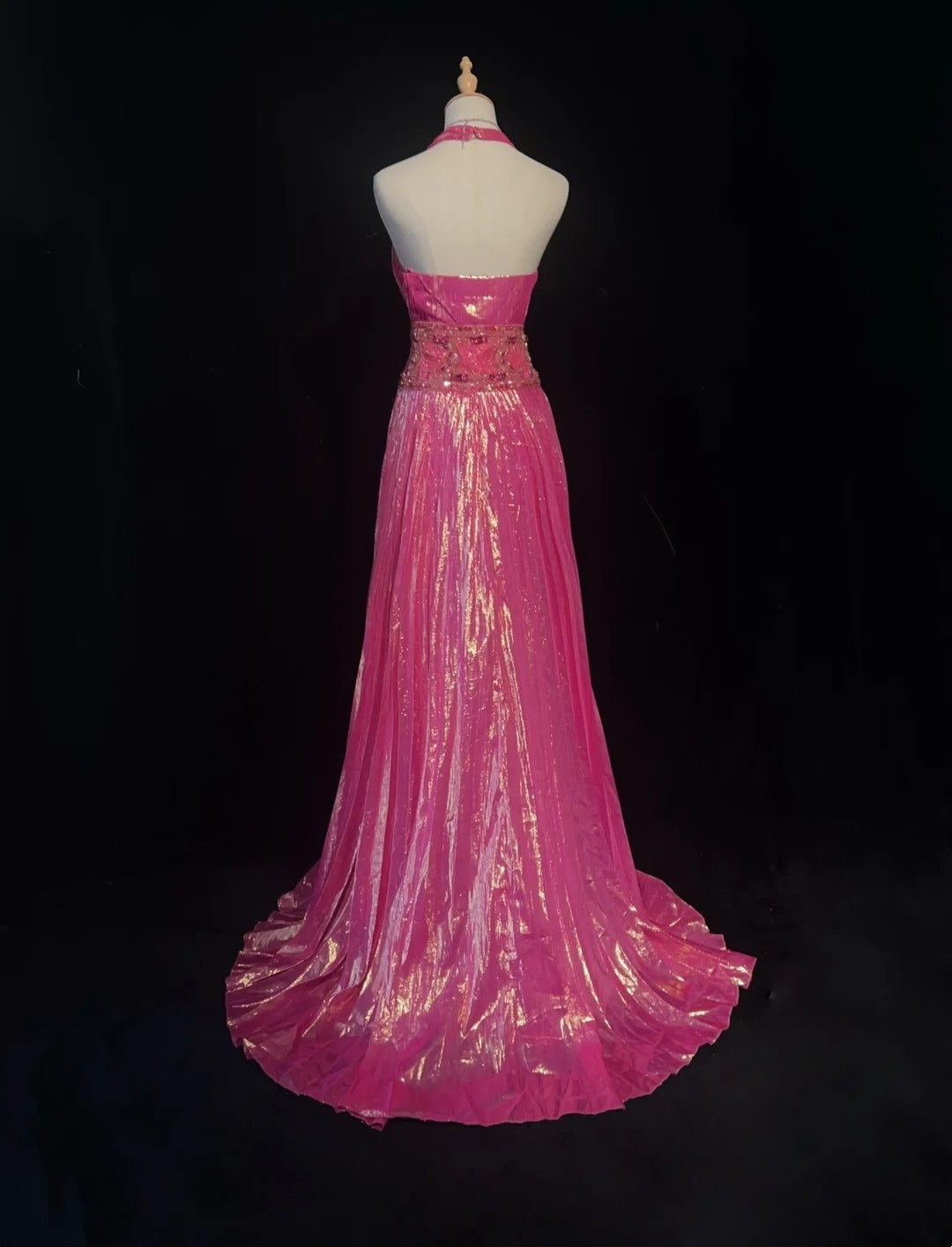 Langes, elegantes, rosafarbenes Satinkleid mit exquisiter Perlenverzierung gh6774