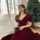 Burgunderrotes Samtkleid mit V-Ausschnitt, kurzen Puffärmeln, Perlenbesetzt, A-Linie, bodenlang, Ballkleid, Abendkleid, Weihnachtspartykleid gh3042