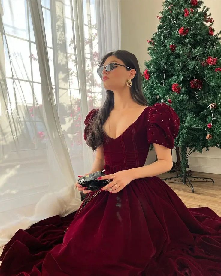 Burgunderrotes Samtkleid mit V-Ausschnitt, kurzen Puffärmeln, Perlenbesetzt, A-Linie, bodenlang, Ballkleid, Abendkleid, Weihnachtspartykleid gh3042