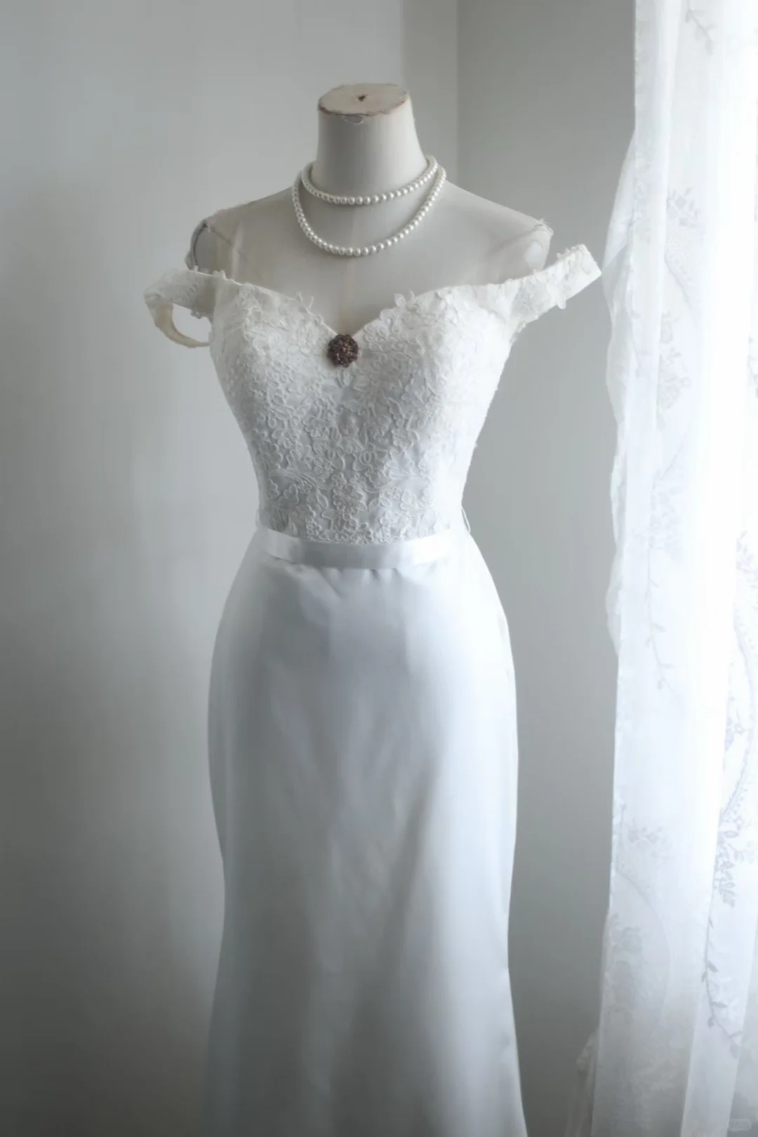 Off‑the‑Shoulder Mermaid Wedding Dress, Vintage Lace Bodice Detachable Ruffle Sleeves Satin Waistband Slit Lace Train Bridal Gown gh9108