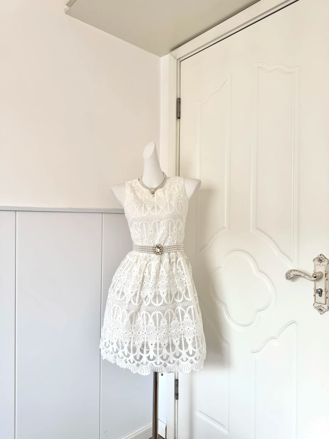 White Crochet Lace Sleeveless Short Cocktail Dress, Pearl Rhinestone Flower Buckle Waist Sash A‑Line Homecoming Party Gown gh9217