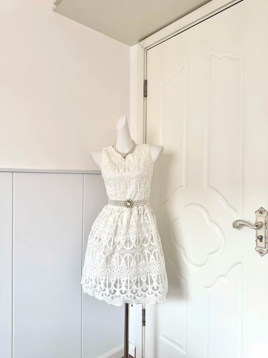White Crochet Lace Sleeveless Short Cocktail Dress, Pearl Rhinestone Flower Buckle Waist Sash A‑Line Homecoming Party Gown gh9217