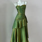Girlhomeshops - Robe mi-longue à volants vert émeraude brillante et tendance, unique et à fines bretelles (gh5843)