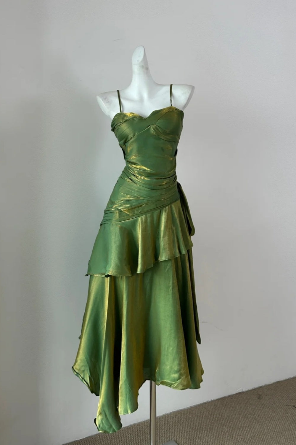 Girlhomeshops - Robe mi-longue à volants vert émeraude brillante et tendance, unique et à fines bretelles (gh5843)