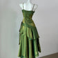 Girlhomeshops - Robe mi-longue à volants vert émeraude brillante et tendance, unique et à fines bretelles (gh5843)