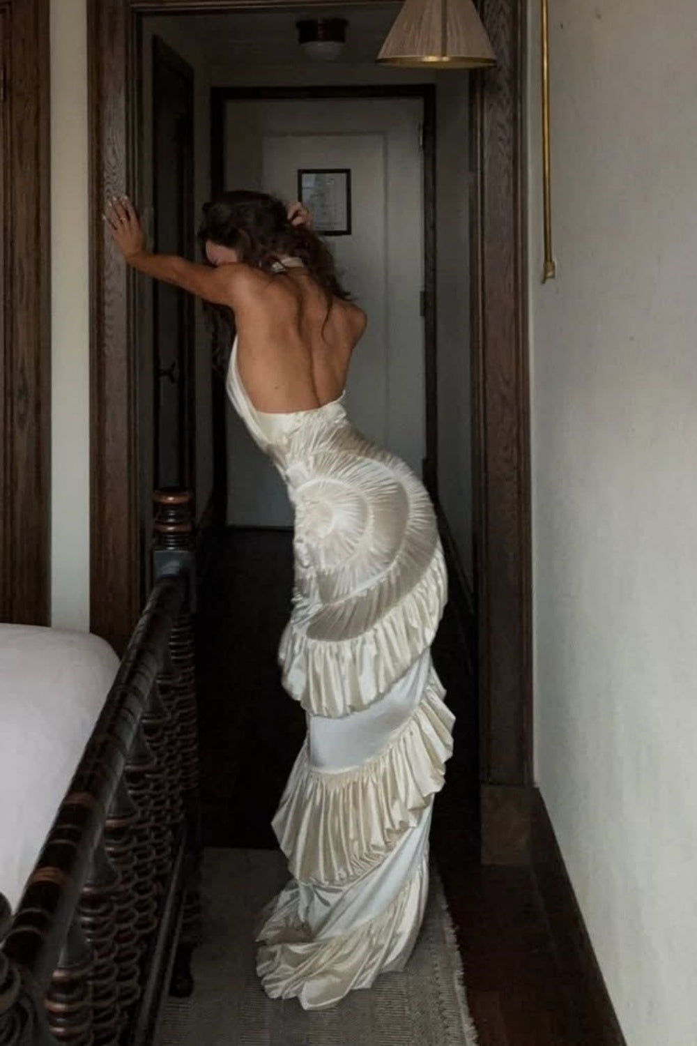Robe longue sirène glamour de luxe, dos nu, décolleté plongeant | Satin crème, froncée, idéale pour un gala, tapis rouge ou événement mondain haut de gamme gh6438