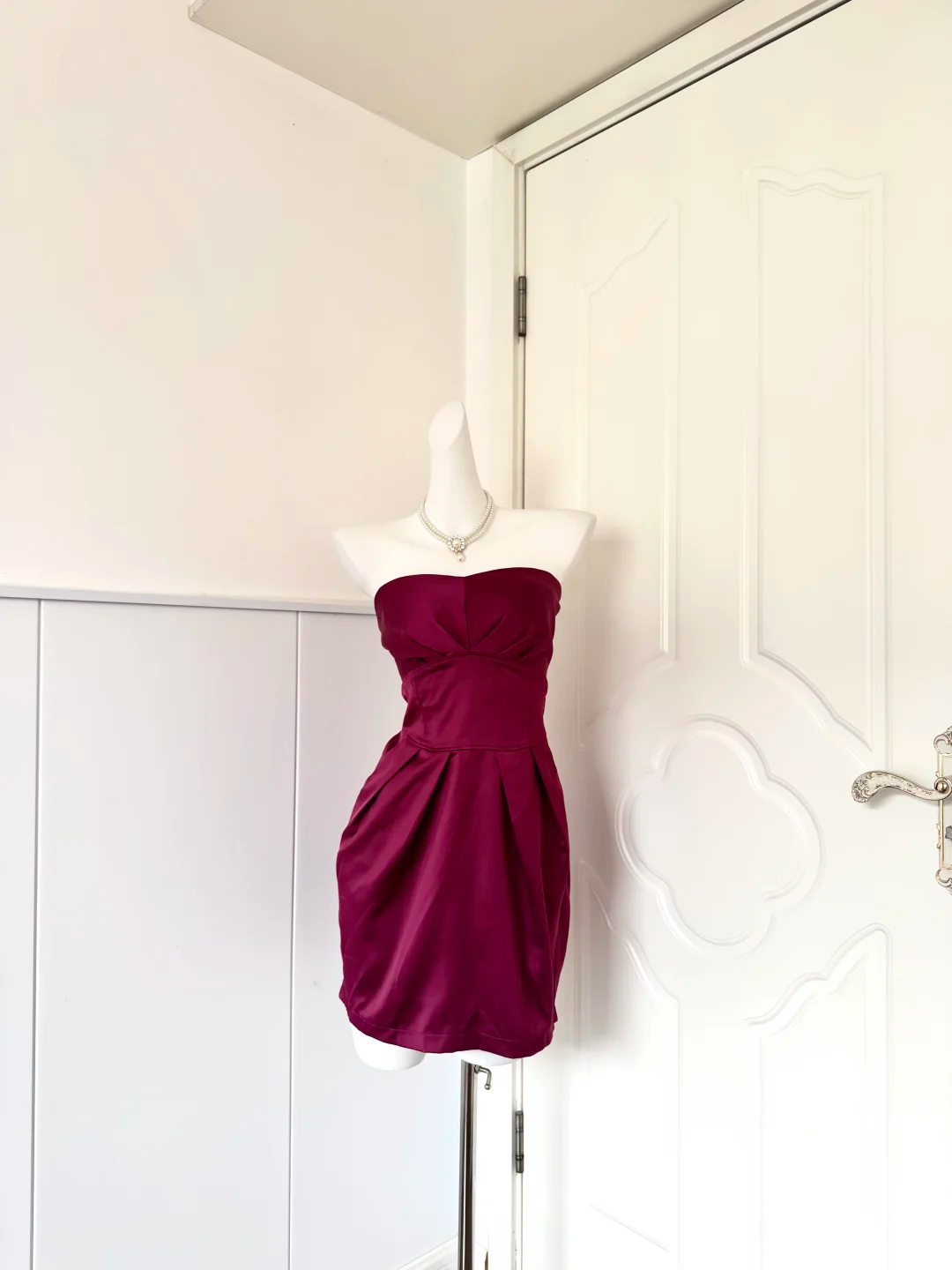 Women Burgundy Homecoming Dress, Strapless Sweetheart Twist Bust Satin Fabric High Waist Pleated Sheath Bodycon Mini Cocktail Party Dress gh9224