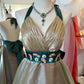 Retro-Luxus-Neckholderkleid: Tailliertes, ausgestelltes Kleid aus Satin, Partykleid gh6580