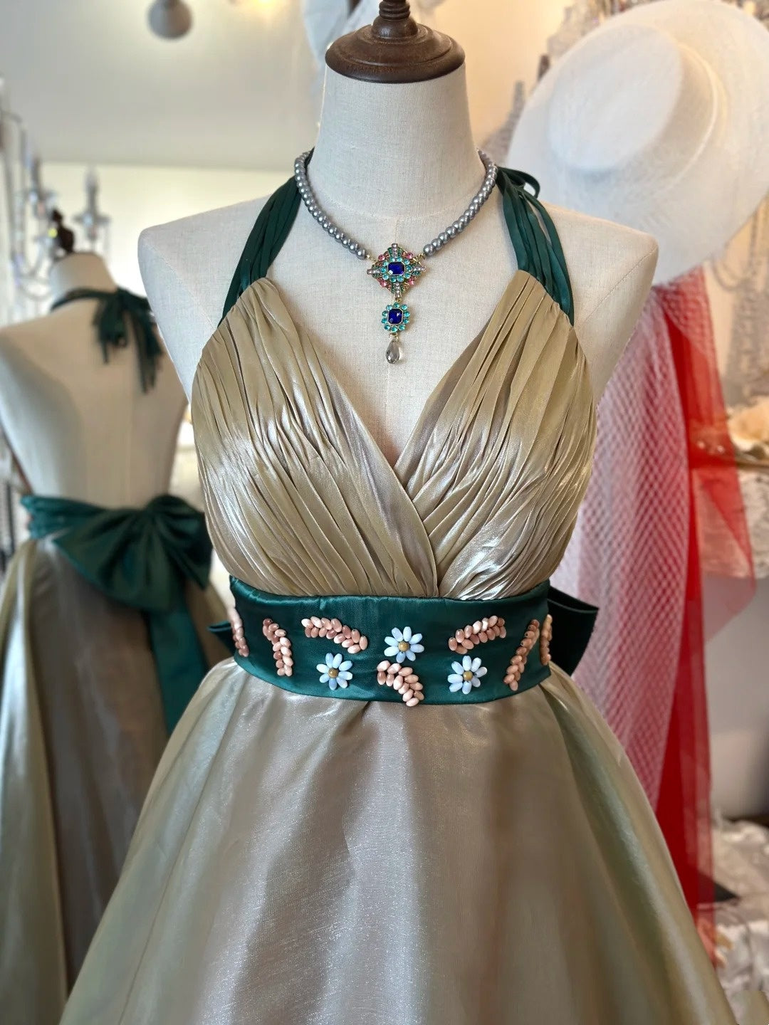 Retro-Luxus-Neckholderkleid: Tailliertes, ausgestelltes Kleid aus Satin, Partykleid gh6580