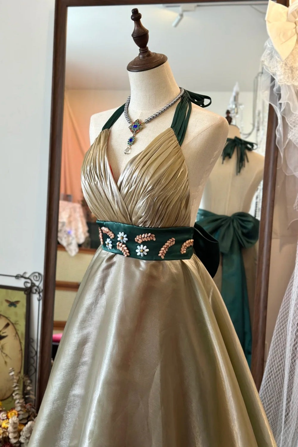 Retro-Luxus-Neckholderkleid: Tailliertes, ausgestelltes Kleid aus Satin, Partykleid gh6580