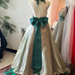 Retro-Luxus-Neckholderkleid: Tailliertes, ausgestelltes Kleid aus Satin, Partykleid gh6580