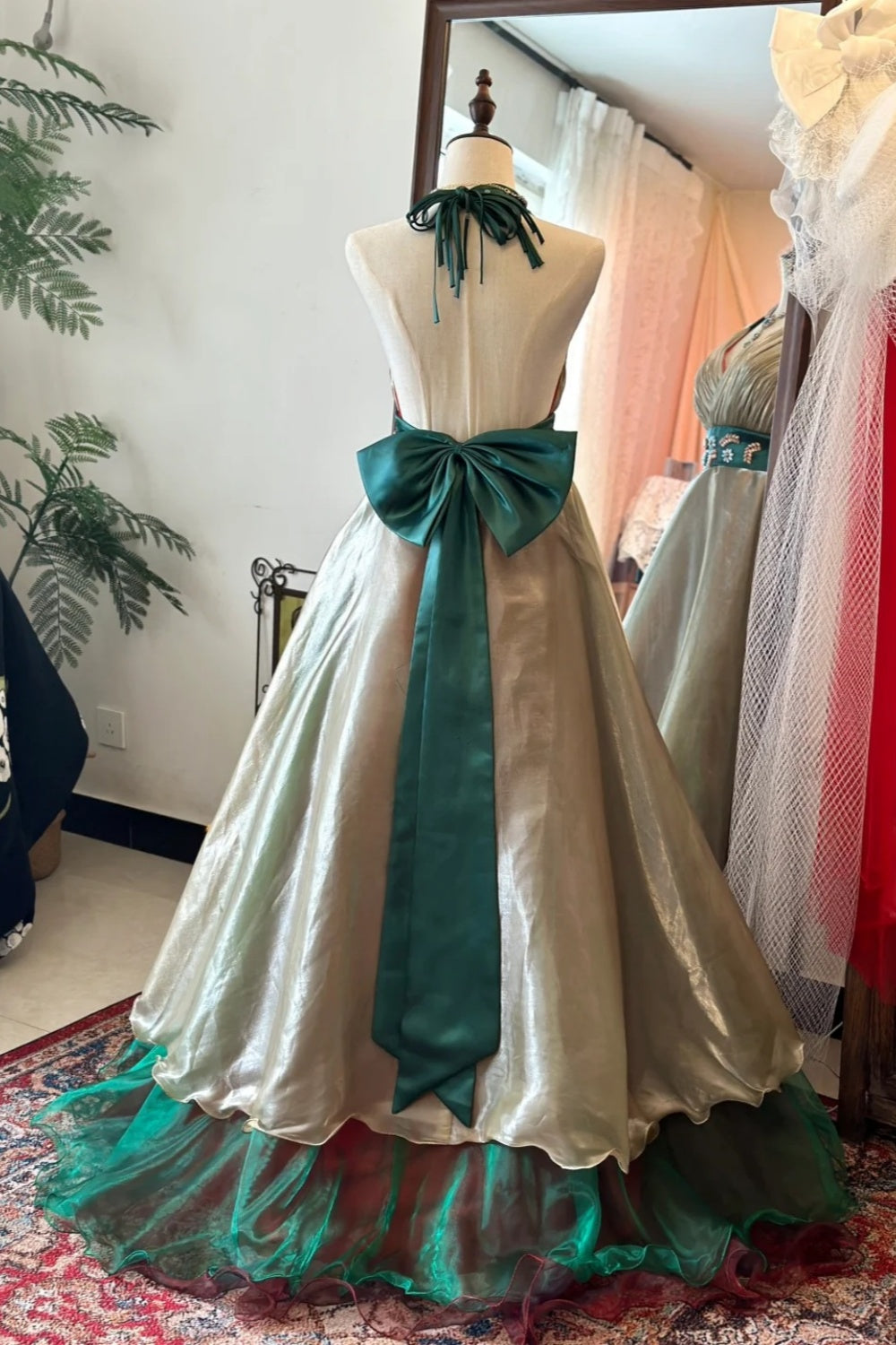Retro-Luxus-Neckholderkleid: Tailliertes, ausgestelltes Kleid aus Satin, Partykleid gh6580