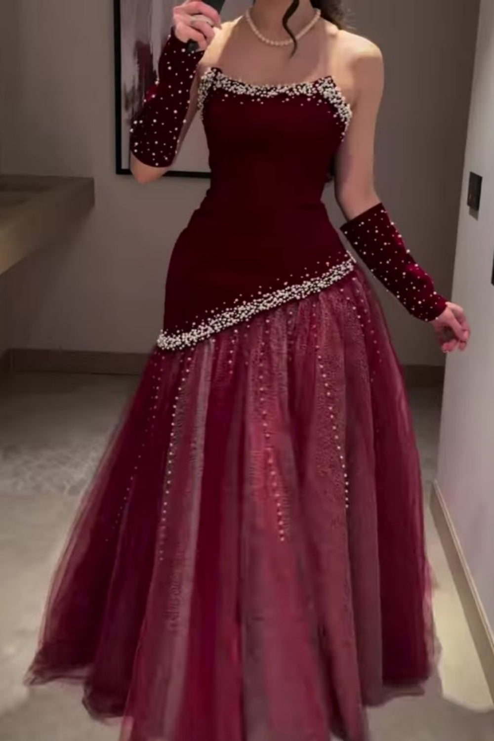 Ärmelloses burgunderrotes Samt- und Tüllkleid | Luxuriöses, elegantes Ballkleid mit Perlenbesatz und Schleppe gh6471