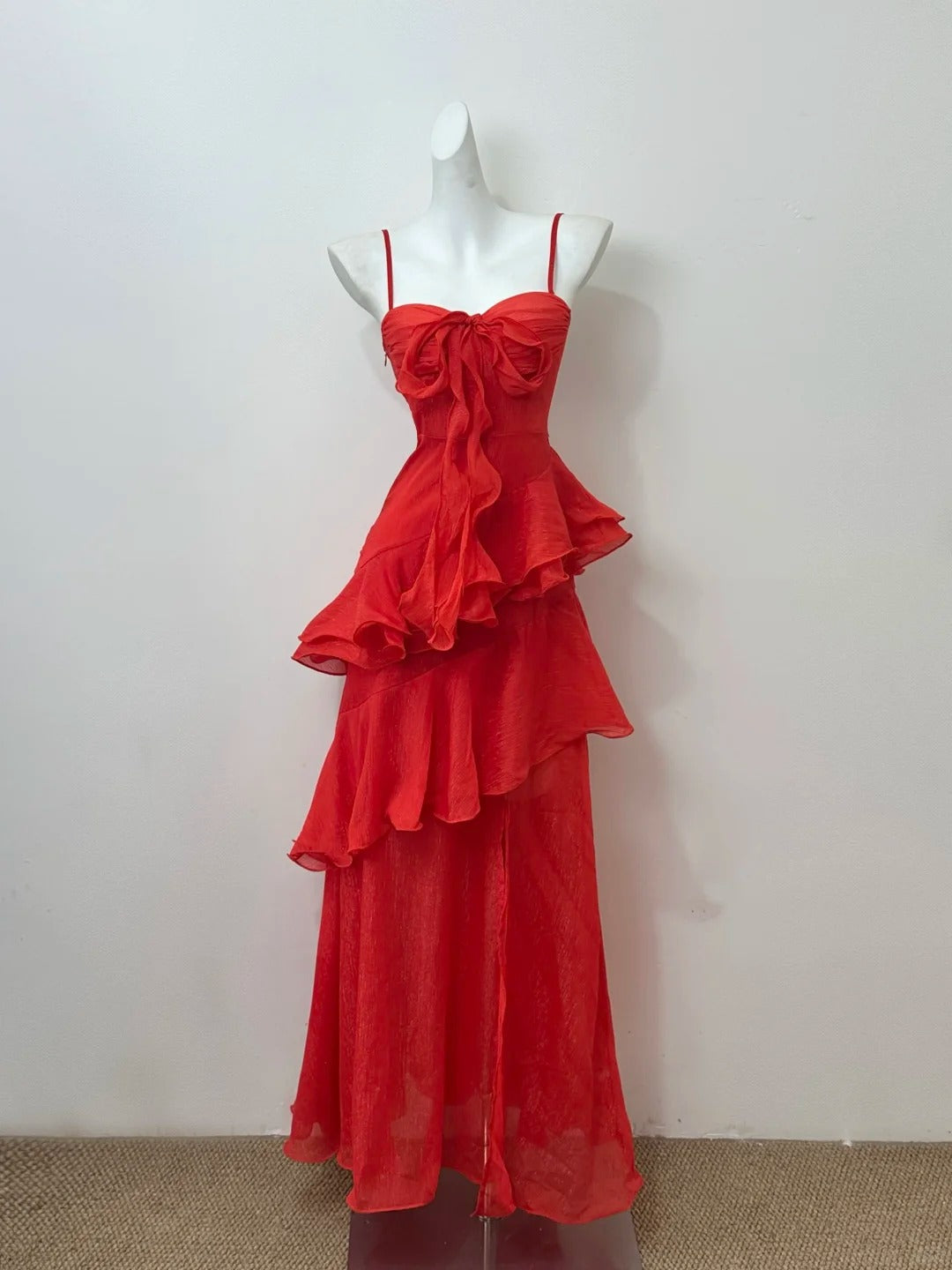 Robe de soirée longue rouge brillante et élégante à bretelles spaghetti, en mousseline de soie, à volants, gh3795