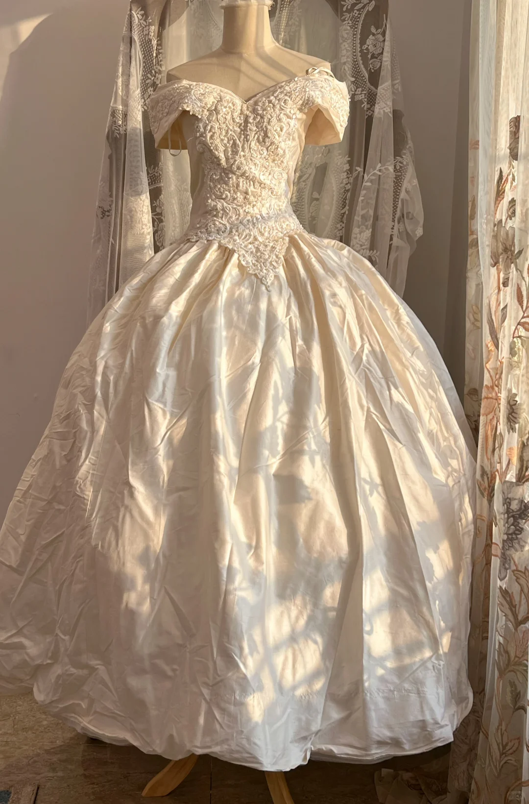 Ivory Vintage Ballgown Wedding Dress, Off Shoulder Lace Bridal Gown gh9312