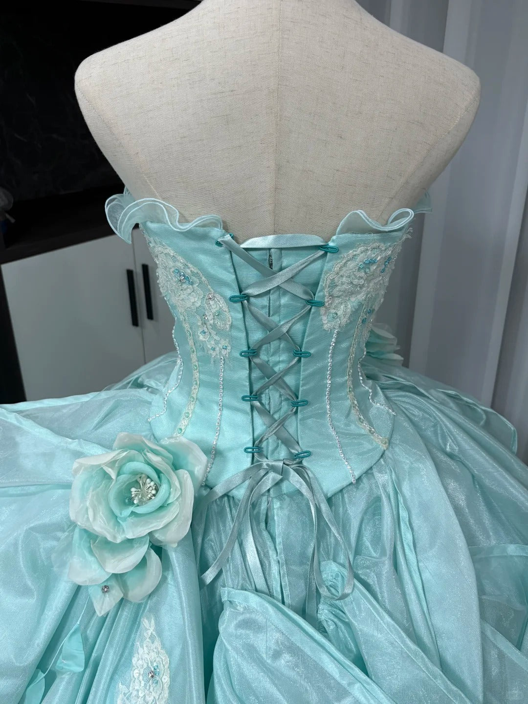 Mintgrünes, wunderschönes, langes Ballkleid aus Satin-Tüll mit Perlenbesatz, gh4827