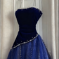 Ärmelloses burgunderrotes Samt- und Tüllkleid | Luxuriöses, elegantes Ballkleid mit Perlenbesatz und Schleppe gh6471