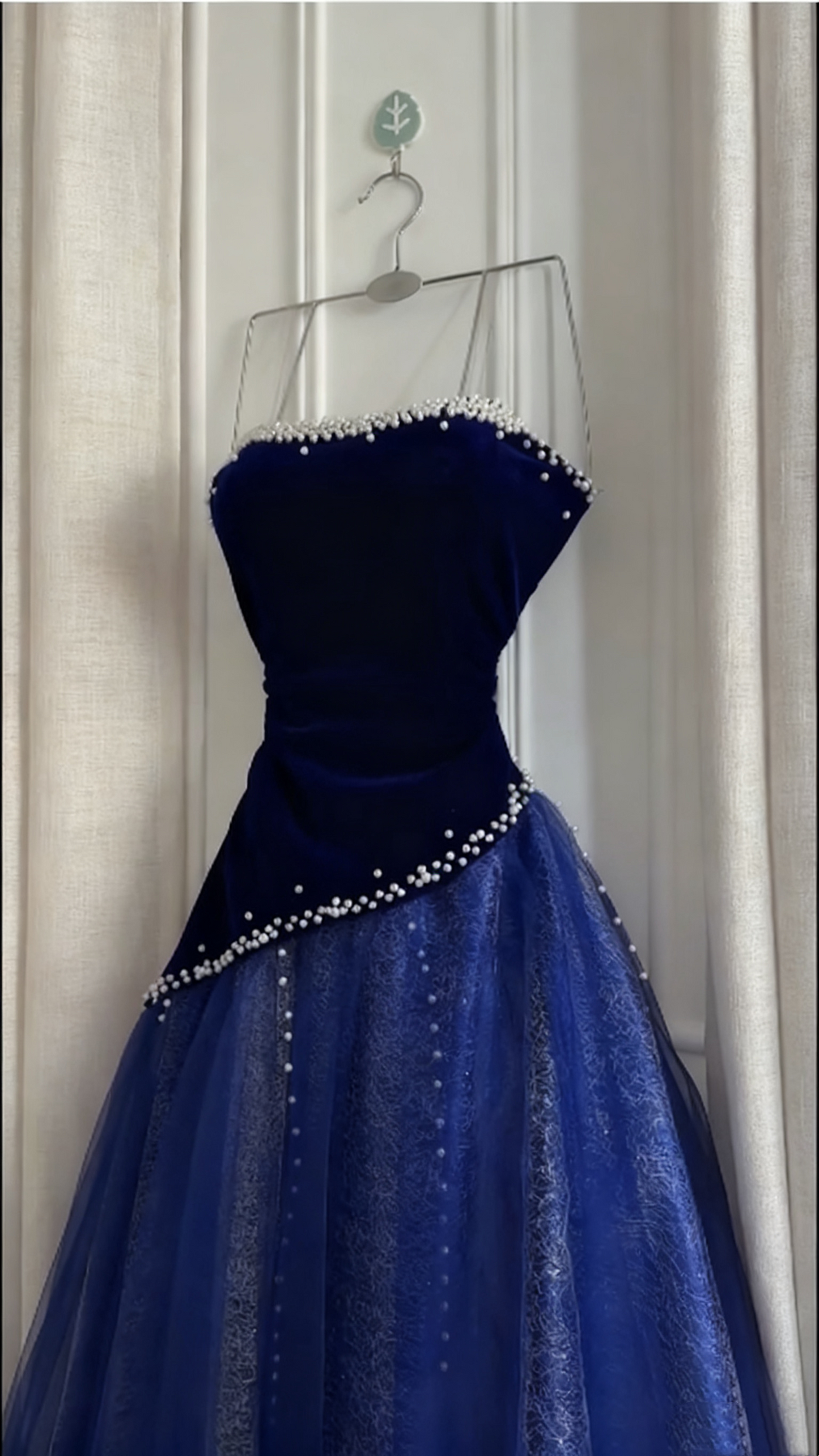 Ärmelloses burgunderrotes Samt- und Tüllkleid | Luxuriöses, elegantes Ballkleid mit Perlenbesatz und Schleppe gh6471
