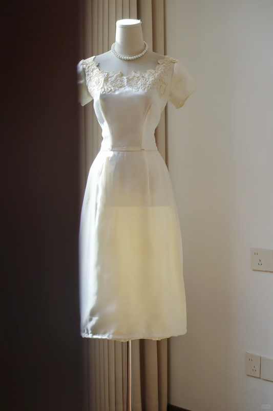 Ivory Short Sleeve Tea Length Wedding Gown Floral Lace Appliques Vintage Satin Bridal Dress gh9452