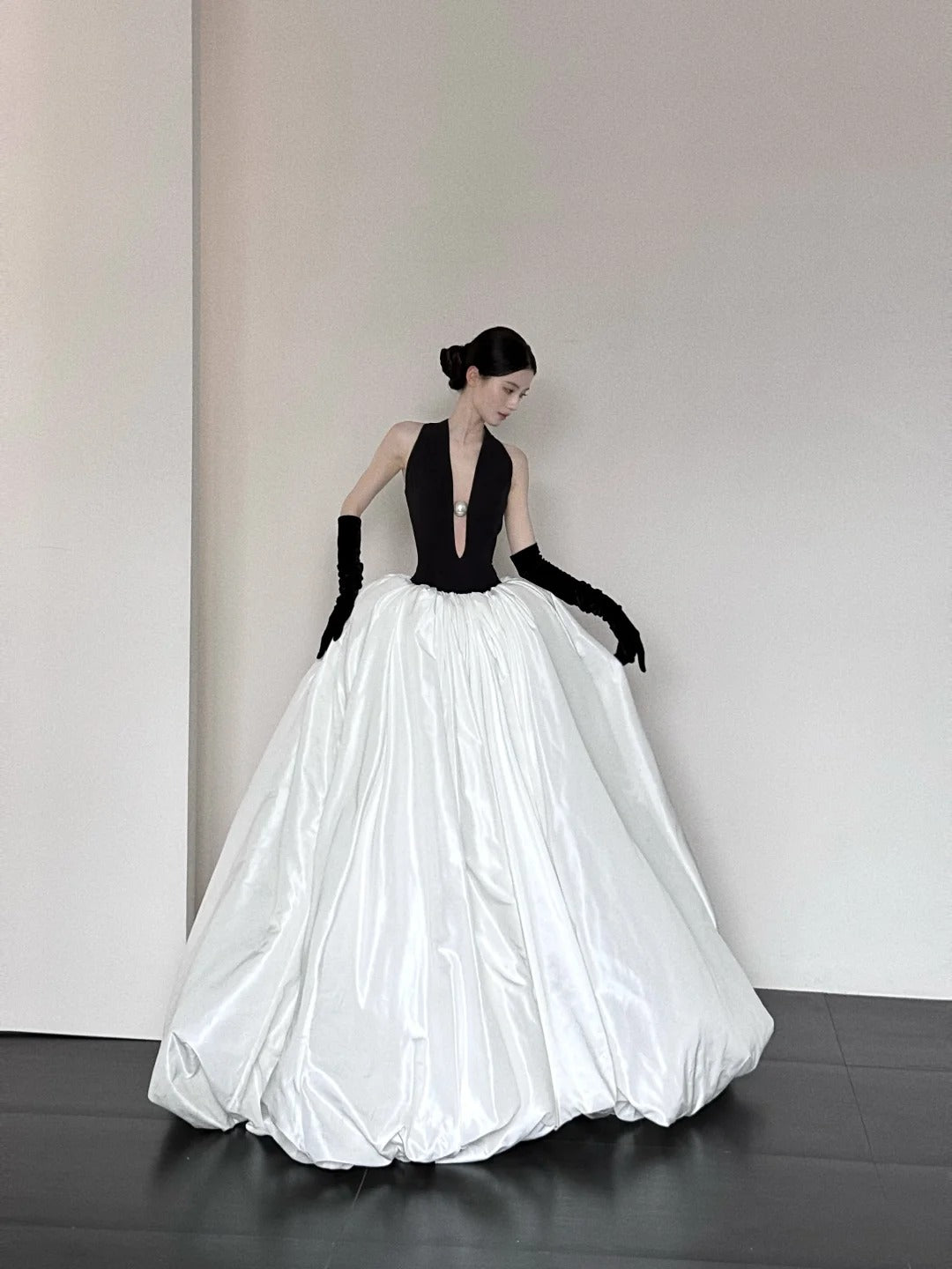 Robe de soirée longue en satin noir et blanc, élégante et à la mode, col en V, coupe trapèze, longueur au sol, robe de bal gh3732
