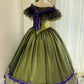 Robe de bal victorienne en satin vert olive à épaules dénudées : tissu satiné, garniture florale en velours, dentelle à motif d'étoiles, silhouette rétro, robe de soirée gh6734