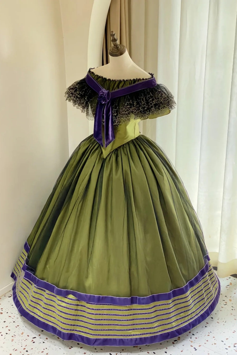 Robe de bal victorienne en satin vert olive à épaules dénudées : tissu satiné, garniture florale en velours, dentelle à motif d'étoiles, silhouette rétro, robe de soirée gh6734