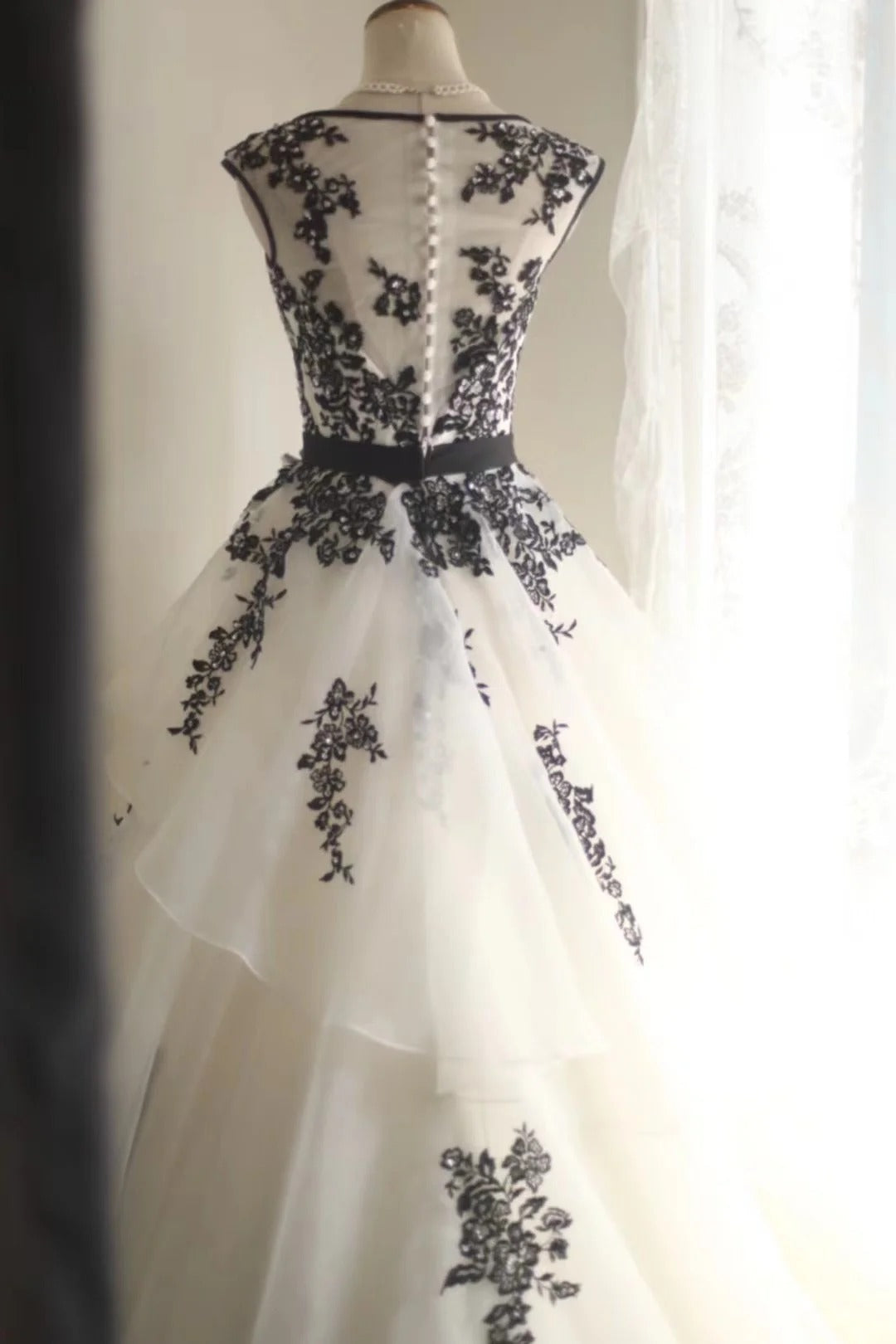 Schwarzes Schwanen-Spitzen-Blumen-Lang-Tüll-Prinzessin-Ballkleid-Abendkleid-Brautkleid gh4324