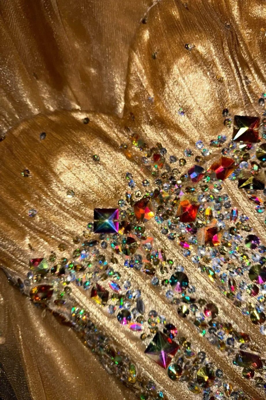 Goldenes, prachtvolles, glänzendes, elegantes langes Abschlusskleid, Abendkleid gh6813
