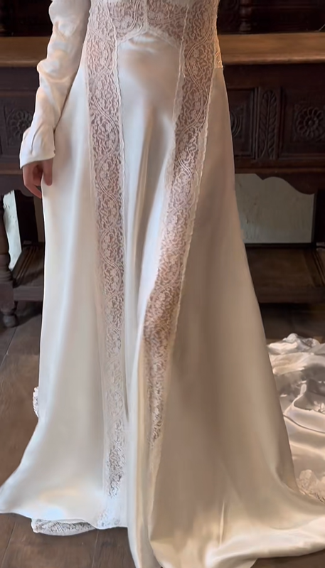 Off‑White Vintage Long‑Sleeve Satin Wedding Gown, V‑Neck Ruched Lace Trim A‑Line Train Bridal Dress gh9062