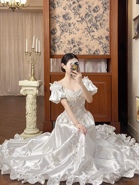 White Vintage Satin Wedding Ball Gown, Sweetheart Square Neck, Short Puff Sleeves, Gold‑Thread Lace Appliqué Pointed Waist, Voluminous A‑Line Skirt With Ruffle Lace Hem, Prom Dress gh8649
