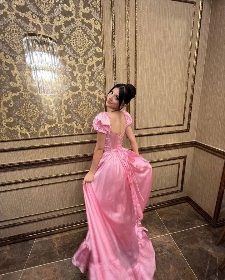 Rosa Retro Elegantes Süßes Kurzarm Lange Rüschen Rückenfreies Schnüren Langes Satin Abendkleid Geburtstagspartykleid Homecomingkleid gh3144