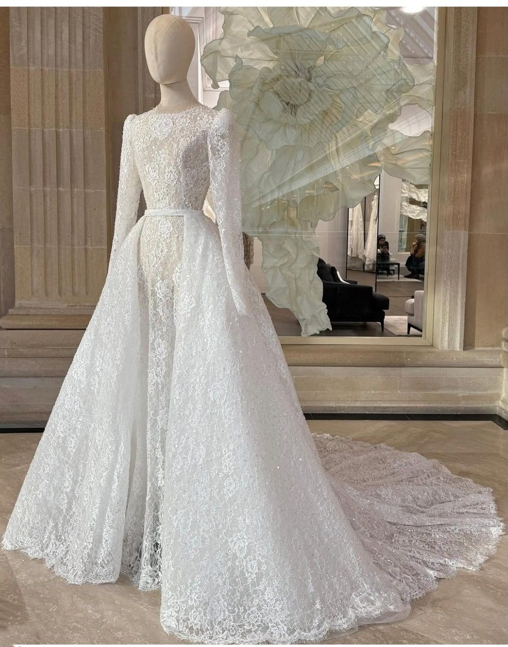 Robe de mariée de luxe style palais, col rond, manches longues | Robe longue de bal en dentelle blanche avec traîne, idéale pour un mariage, un dîner de gala ou une soirée mondaine haut de gamme (gh6431)
