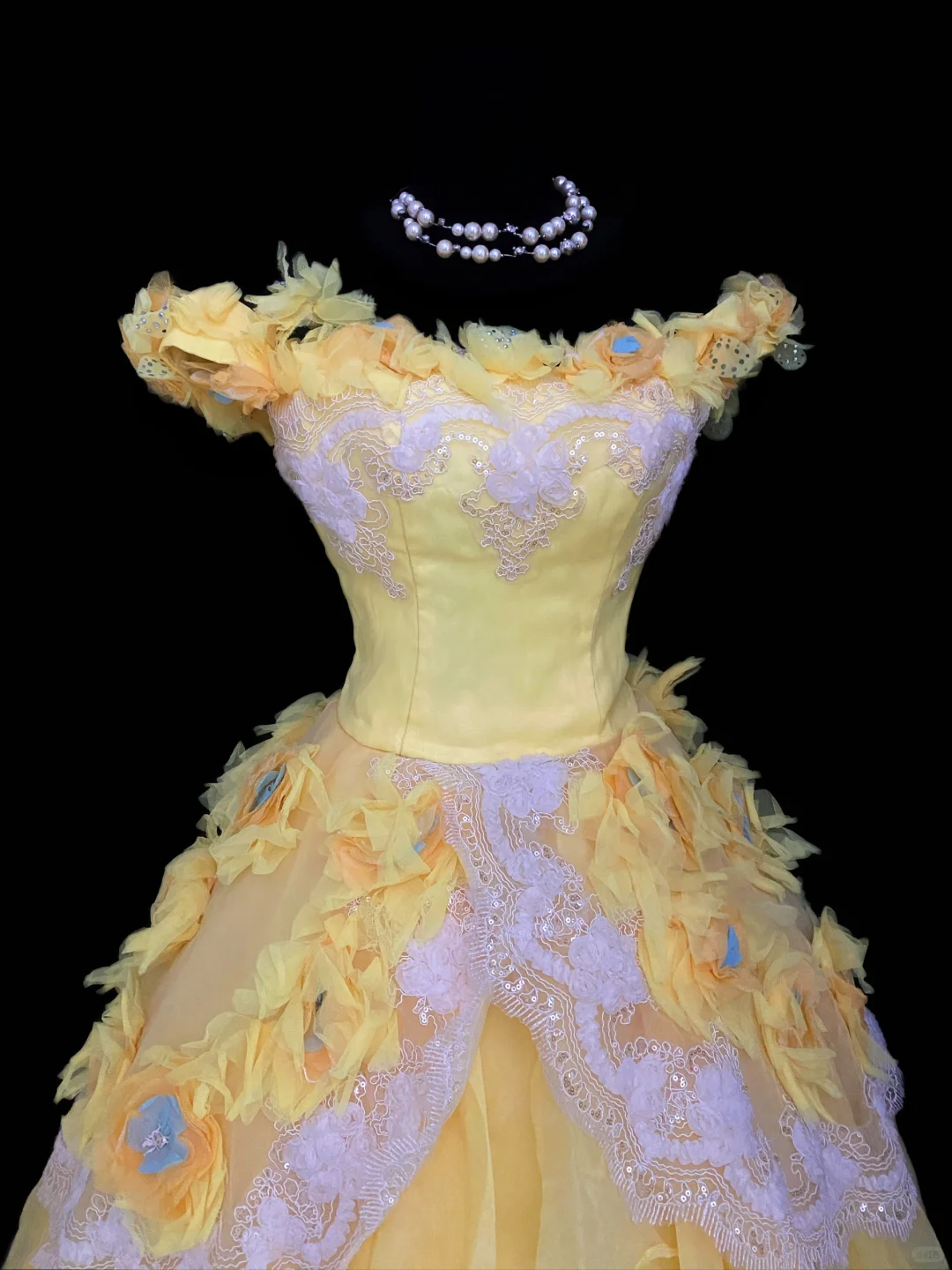 Yellow Off‑the‑Shoulder Princess Ball Gown, White Lace Applique Bodice, 3D Fabric Floral Ornaments, Lace Overlay Trim, Multi‑Layer Ruffled Chiffon Skirt, Cosplay Prom Dress gh8907