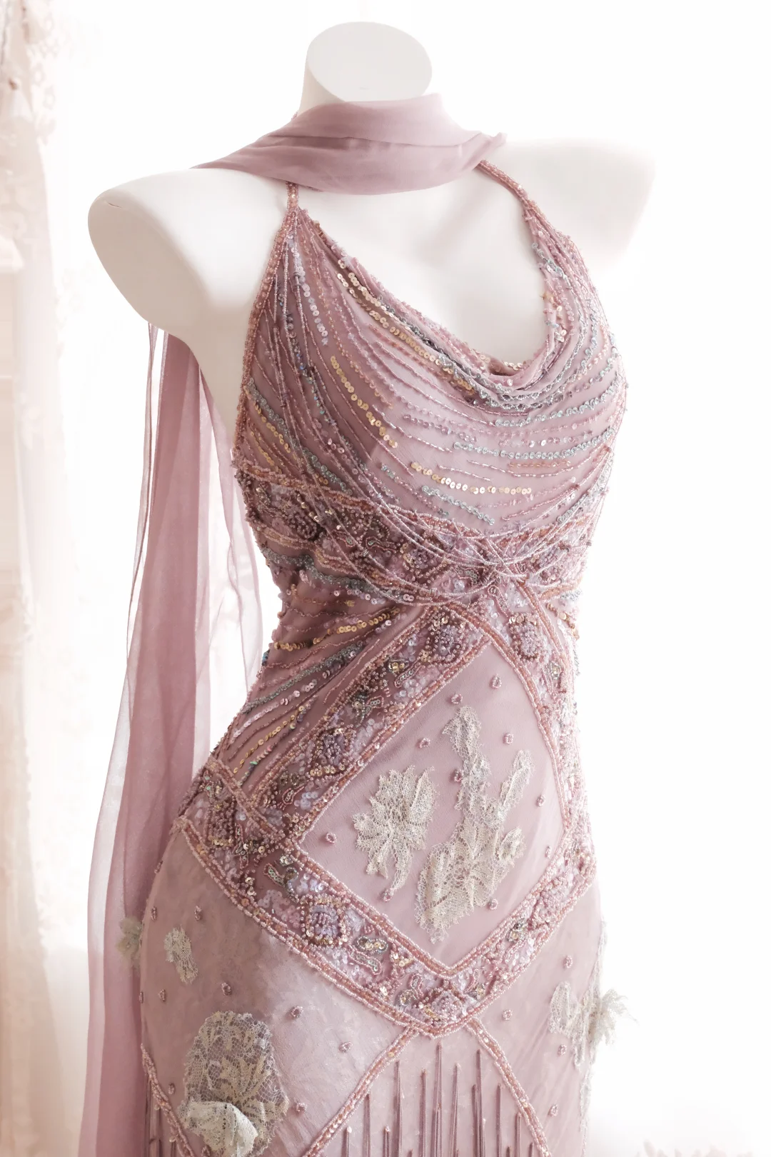 Women Dusty Pink Gatsby Style Evening Gown Halter Cowl Neck Hand-Beaded Lace Appliques Long Fringe Skirt with Matching Sheer Scarf gh9566