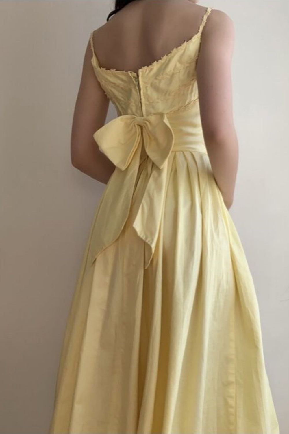 girlhomeshops-- Robe longue en satin jaune à bretelles spaghetti gh5722