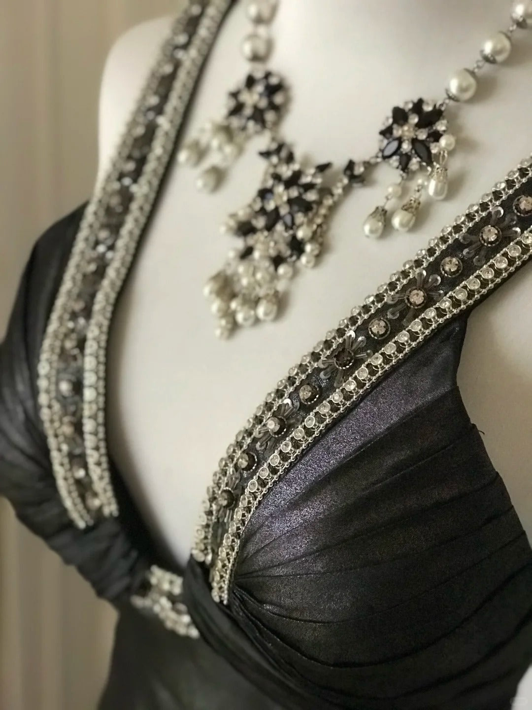 ✨🖤Schwarzes, perlenbesetztes, geheimnisvolles und edles schwarzes Schwanen-Vintage-Downton-Abbey-Ballkleid mit tiefem V-Ausschnitt und langem Satin-Abendkleid gh4390